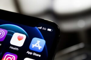 black iphone 4 displaying icons scaled NemFHp